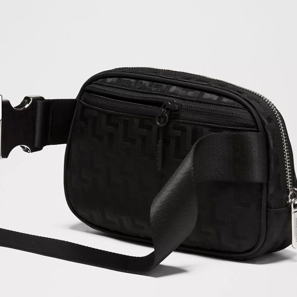 Lululemon Everywhere Belt Bag 1L in Black L Monogram Jacquard - Picture 5 of 8